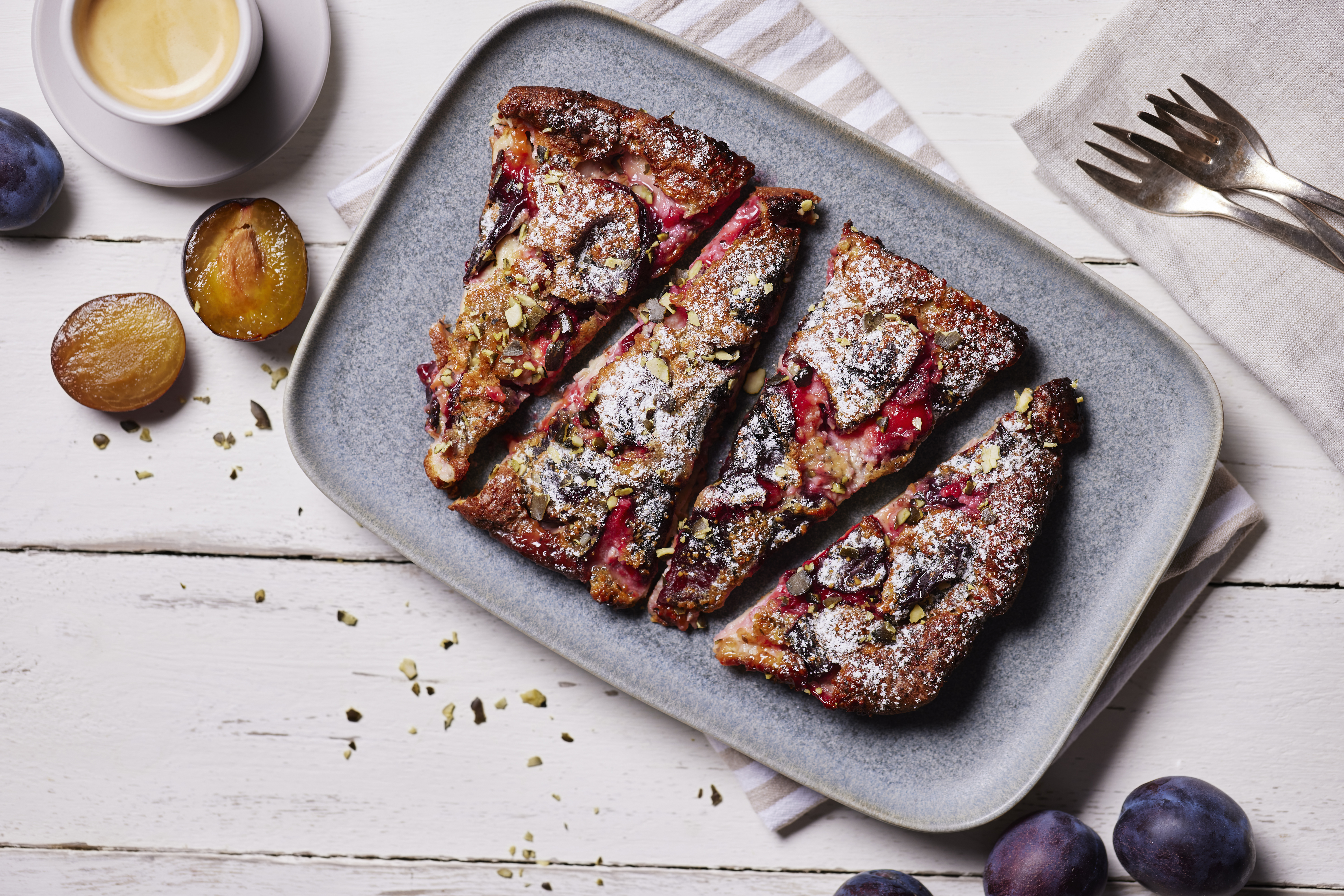 Clafoutis mit Zwetschgen &amp; Kürbiskernen | farina.at